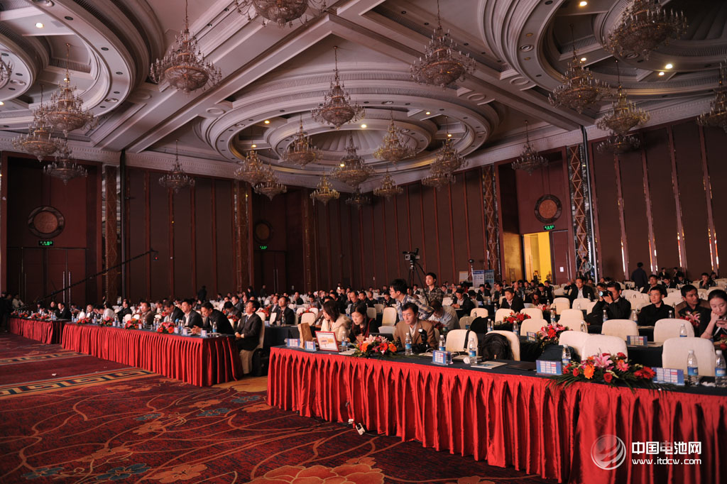 2014年第二屆中國（成都）鋰電新能源產(chǎn)業(yè)國際高峰論壇現(xiàn)場  資料圖片/中國電池網(wǎng)