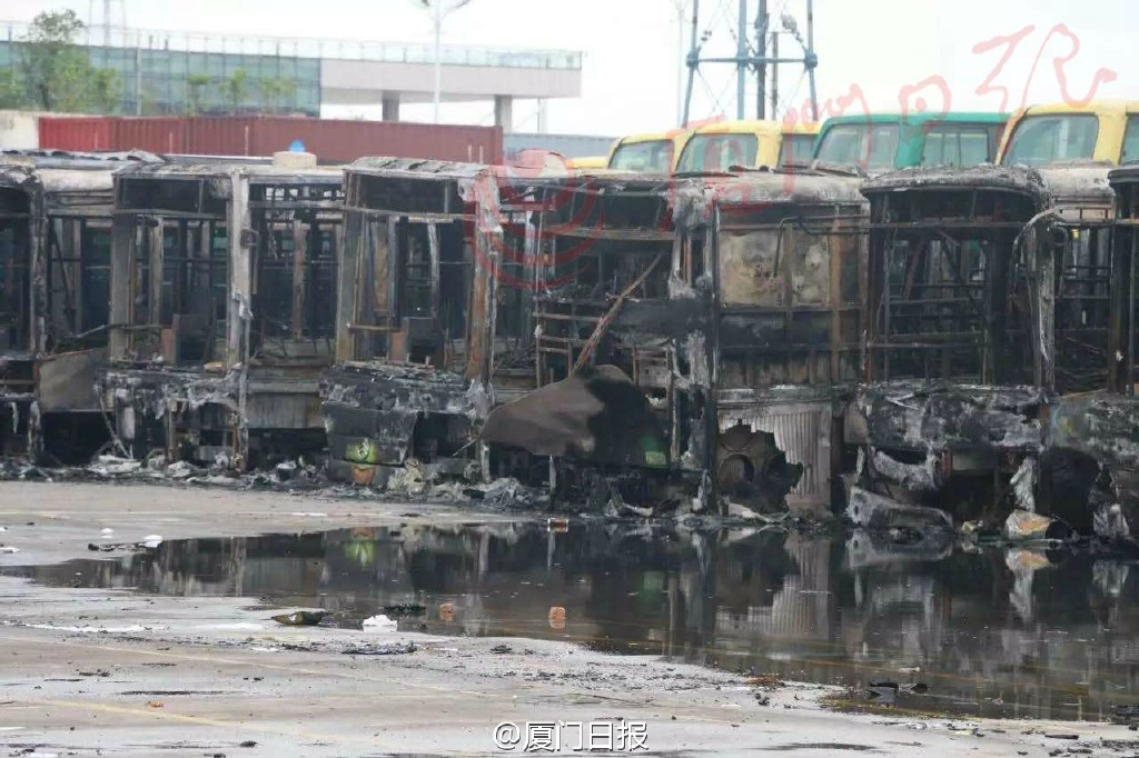 廈門公交場站起火 11車被燒損1人送醫途中身亡