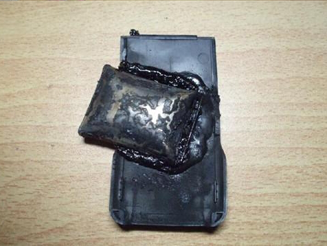 長春小伙用針扎鼓包手機電池 引發(fā)電池爆炸
