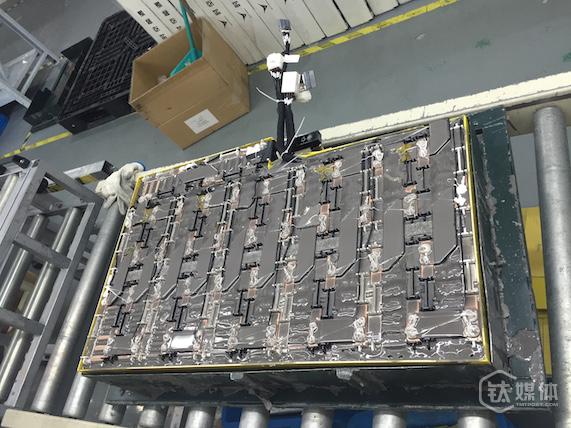 灌膠技術：電芯被特殊膠水固定，阻絕空氣