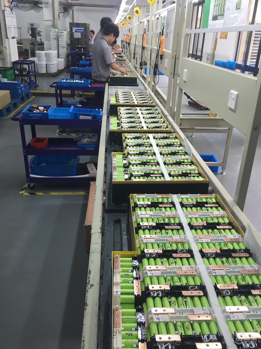 焊接好的電芯整齊排列在鋁箱里，一塊大電池含有1098顆電芯