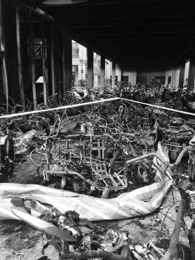 鄭州一小區300輛電動車共享4個插座 燒毀60余輛 鄭州一小區300輛電動車共享4個插座 燒毀60余輛