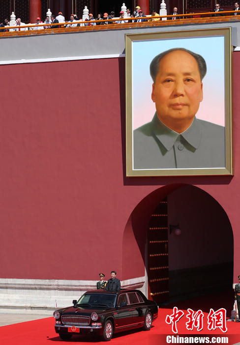 勝利日大閱兵：習近平坐國產紅旗車檢閱部隊 