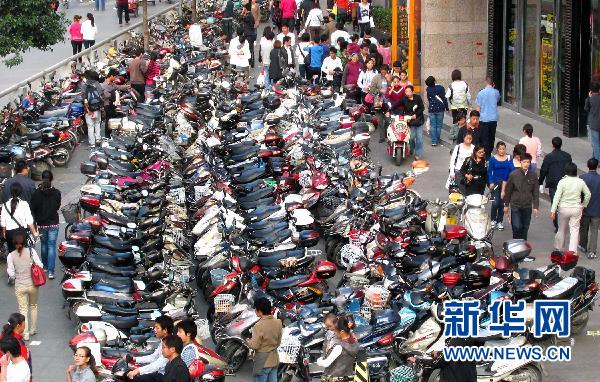 資料圖片/深圳街頭停放的電動(dòng)車