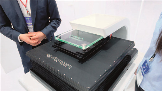 p83-2 2.在2015年CES展會(huì)上，奧迪展示了其最新的無(wú)線充電設(shè)備，電線圈可根據(jù)汽車底盤的高低自動(dòng)升降。