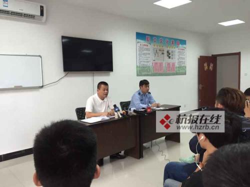 公交集團總經理翁軍和司機楊濤 公交集團總經理翁軍和司機楊濤