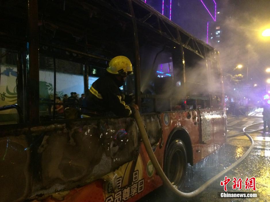 廈門金旅油電混合公交封停調查 原因:車輛尾部設備倉起火 廈門金旅油電混合公交封停調查 原因:車輛尾部設備倉起火