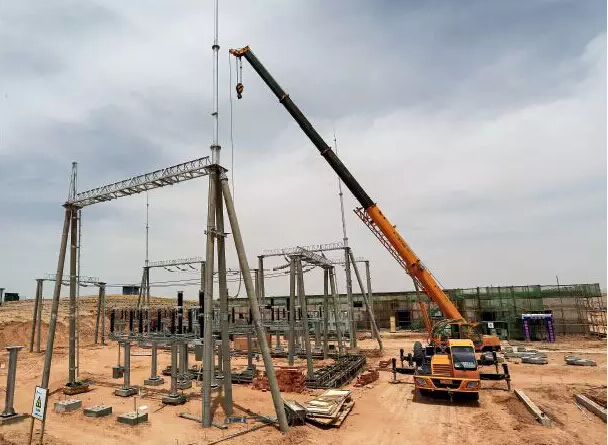 中民投寧夏同光200兆瓦光伏發電項目現場。該項目的一個配套工程項目正在修建