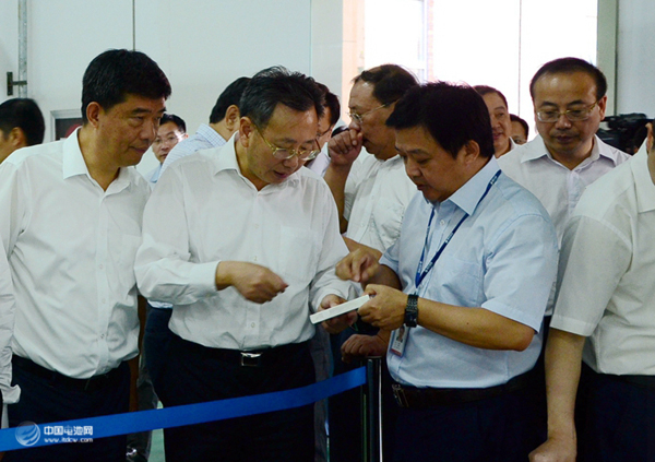 國軒高科總裁方建華正在向省委常委、副省長陳樹?。ㄗ蠖┙榻B我公司電池產品