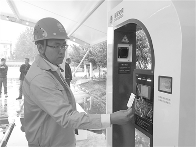 國網(wǎng)廊坊供電公司工作人員正在為電動(dòng)汽車充電。記者張琳 攝