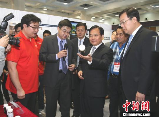 青島市委副書(shū)記、市長(zhǎng)張新起參觀2015中國(guó)國(guó)際石墨烯創(chuàng)新大會(huì)
