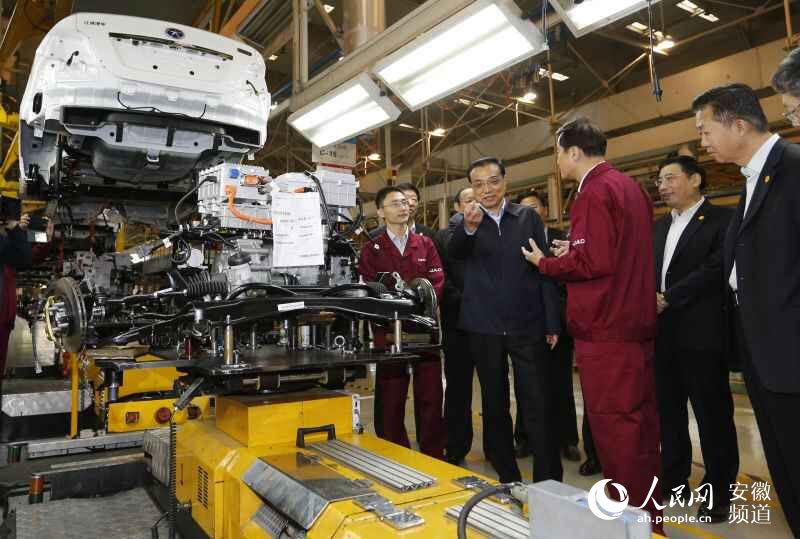 李克強(qiáng)考察江淮汽車：欣然同意與員工合影（圖）