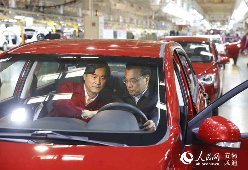 李克強(qiáng)考察江淮汽車：欣然同意與員工合影（圖）