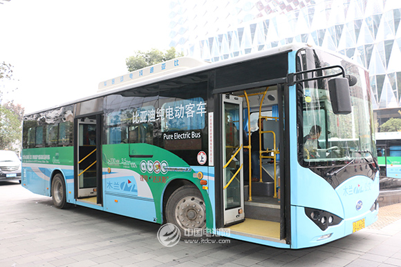 第三屆鋰電“達沃斯”論壇嘉賓參觀武漢黃陂新材料新能源產業園