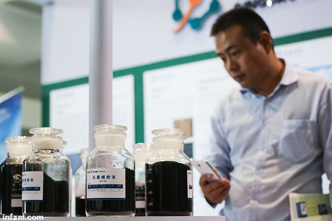 一位與會嘉賓觀摩了解石墨烯原材料