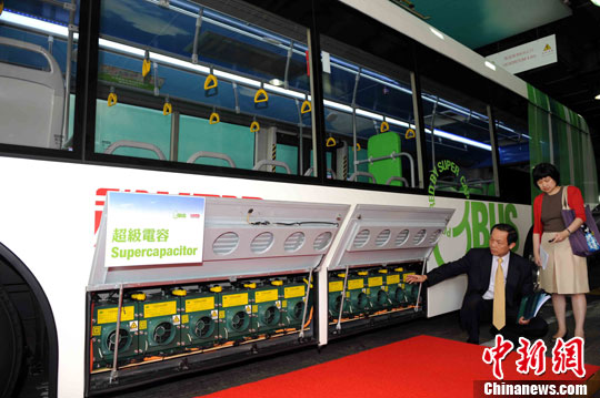 石墨烯"加盟"儲(chǔ)能器件 電容大巴充電7秒能跑35公里 石墨烯"加盟"儲(chǔ)能器件 電容大巴充電7秒能跑35公里