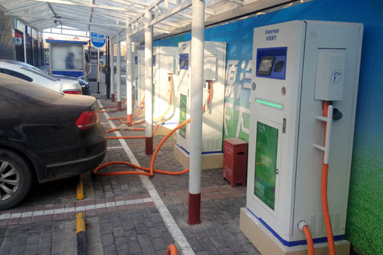 玲瓏天地充電站前的車(chē)輛均為燃油車(chē)