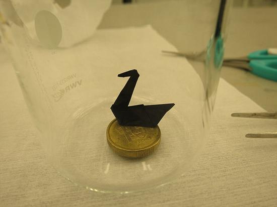 這種紙電池具有紙張一樣的柔軟特性，甚至能折疊成千紙鶴。我們或許很快就能在智能手機(jī)、智能手表、筆記本電腦和電視上看到這種紙電池的應(yīng)用。