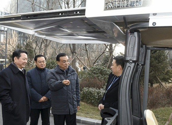 體驗太陽能電動車 李克強總理贊嘆創(chuàng)新之道