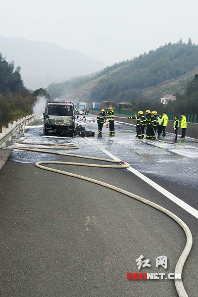 一滿裝鋰電池貨車京港澳高速路起火 消防半小時(shí)撲滅 一滿裝鋰電池貨車京港澳高速路起火 消防半小時(shí)撲滅