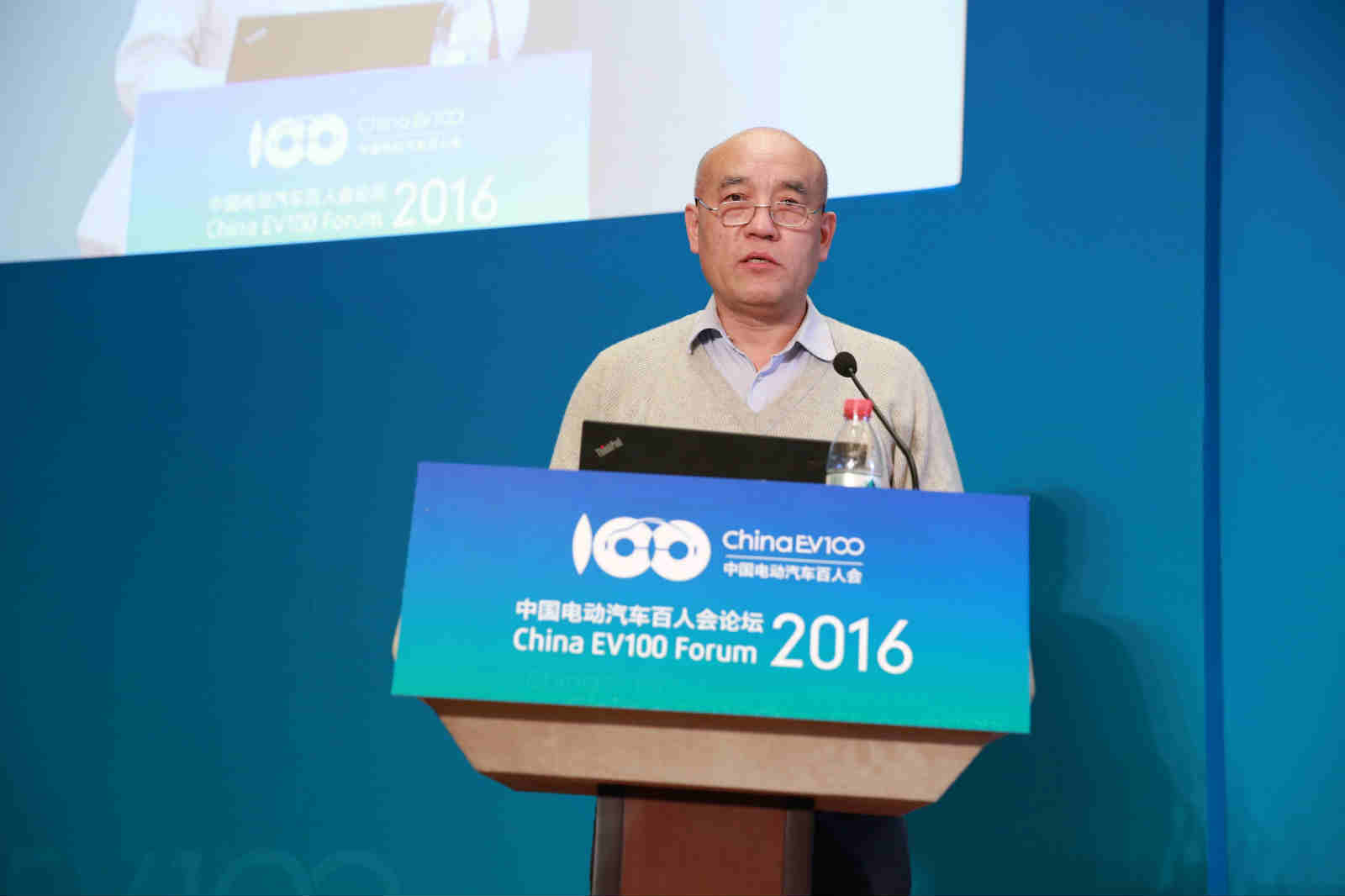 中國道路運(yùn)輸協(xié)會城市客運(yùn)分會理事長張國光