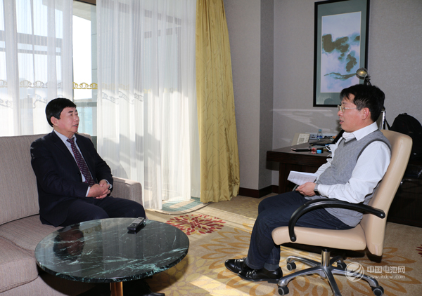 山東省汽車行業(yè)協(xié)會常務(wù)副會長兼秘書長魏學(xué)勤（左）接受中國電池網(wǎng)CEO于清教的專訪