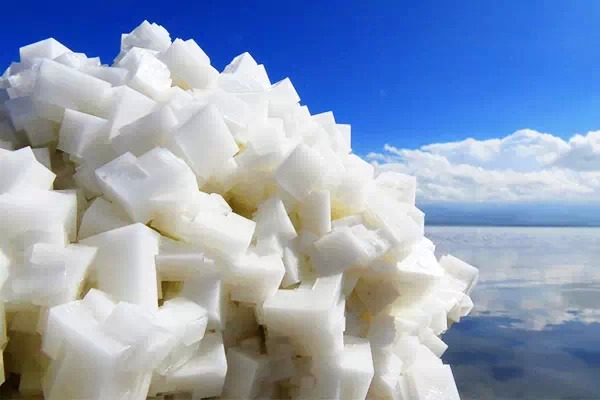 鹽湖股份2015年共生產工業級碳酸鋰3000噸左右