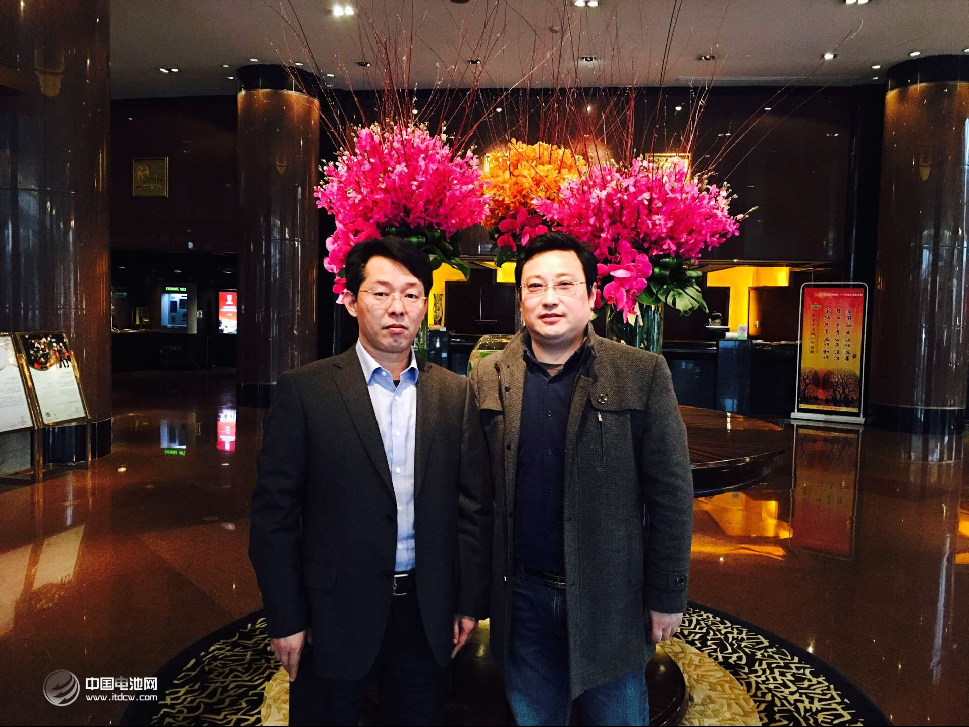 鋰電“達沃斯”秘書長、中國電池網創始人/董事長于清教與上海高鵬真空設備有限公司總經理王立鵬