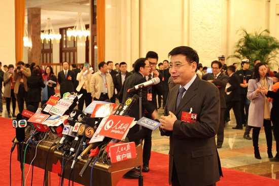 工信部部長苗圩：預計今年新能源汽車有一倍以上增長