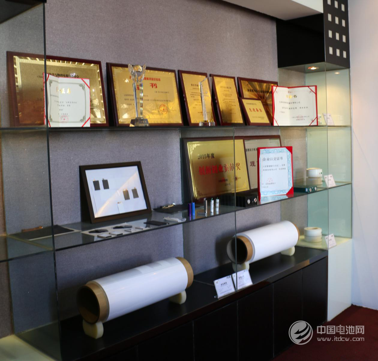 遼源鴻圖隔膜產(chǎn)品及榮譽(yù)陳列室 遼源鴻圖隔膜產(chǎn)品及榮譽(yù)陳列室