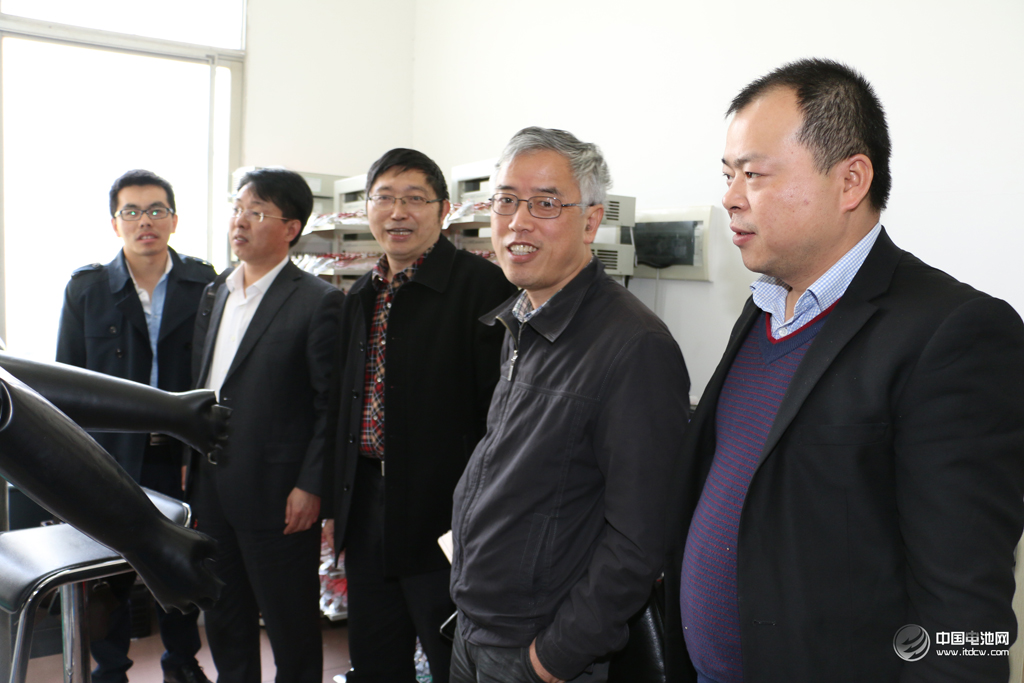 鋰電新能源產業鏈調研團一行參觀中南大學材料科學與工程學院實驗室