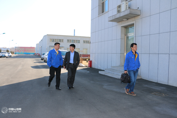 鴻圖隔膜董事長張漢鴻、副總經理周洪臣及中國電池網創始人于清教