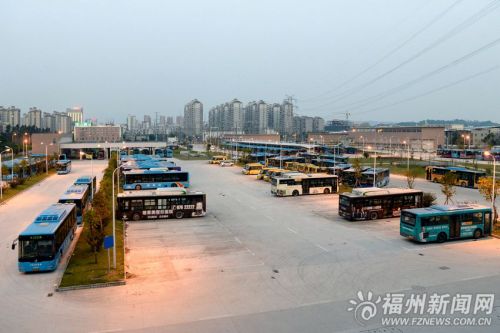 可停放300輛公交車的金山浦上中心停車場。