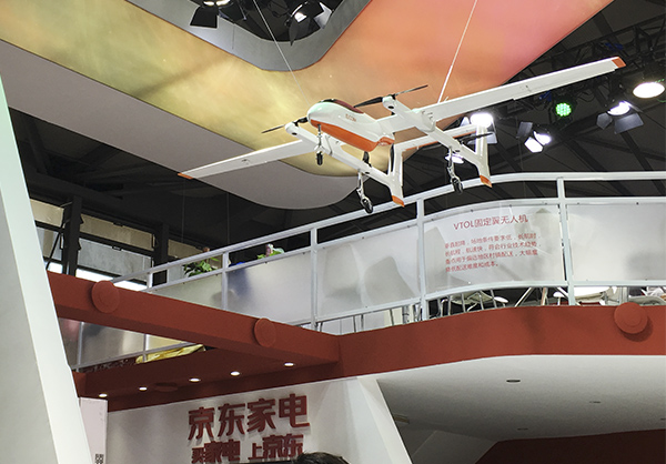 第二屆亞洲消費(fèi)電子展(CES Asia)上，京東曝光了正在研發(fā)中的兩款用來送貨的無人機(jī)。 澎湃新聞?dòng)浾?楊鑫倢 圖