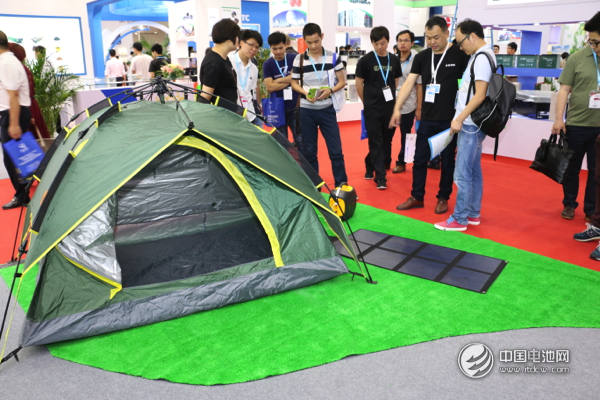 華寶相關領導為客戶講解公司展品