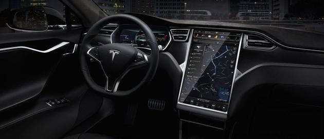 特斯拉的操作界面在汽車行業實屬獨特，多數的控制都是通過一個17英寸觸控屏實現的。