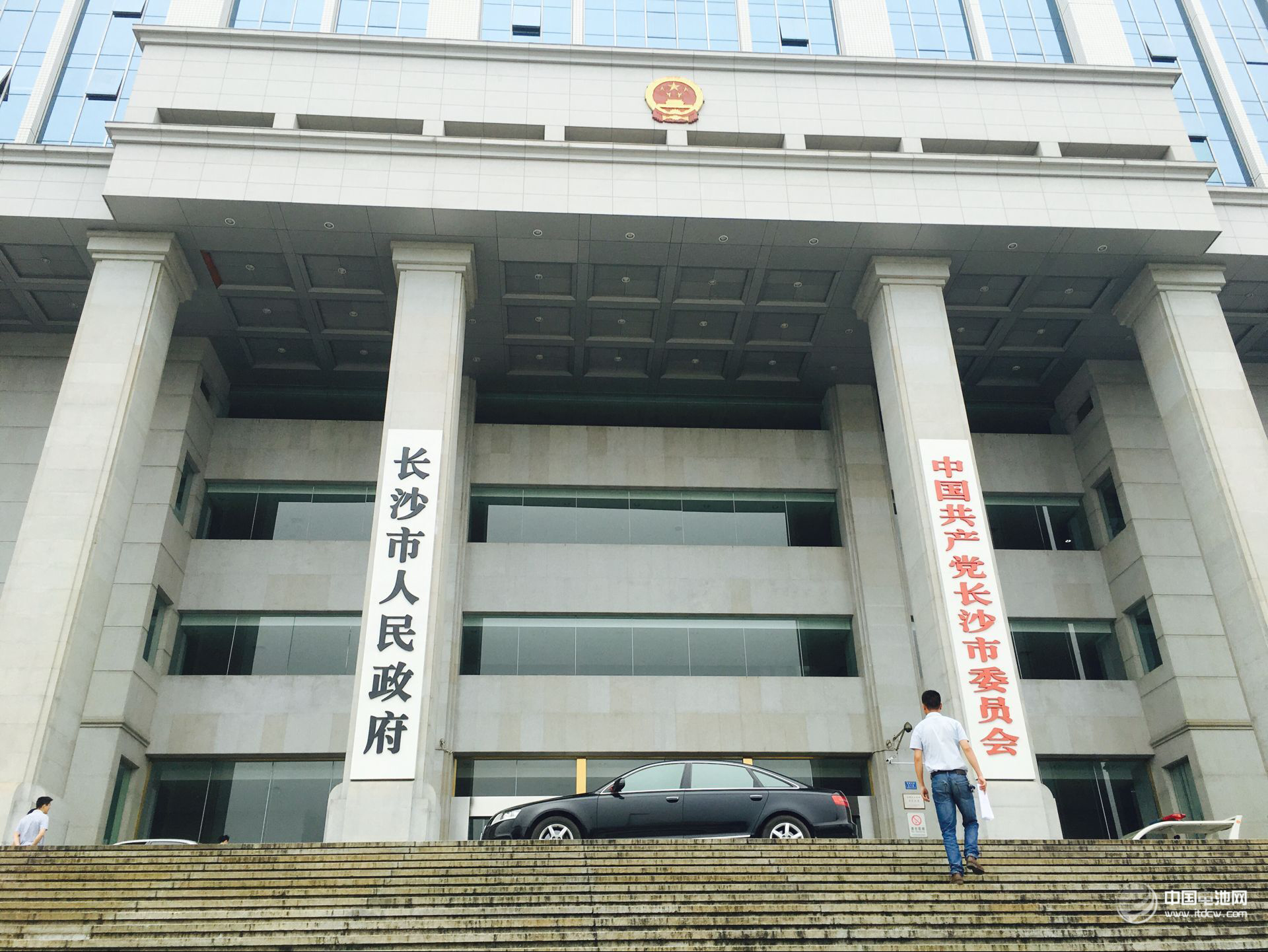 第4屆鋰電“達沃斯”論壇組委會秘書長、電池百人會常務(wù)副理事長兼秘書長于清教一行應(yīng)邀抵達長沙，在寧鄉(xiāng)高新區(qū)、長沙市人民政府、長沙市經(jīng)信委、中國（長沙）先進電池材料及電池產(chǎn)業(yè)技術(shù)創(chuàng)新戰(zhàn)略聯(lián)盟和中南大學(xué)就第4屆鋰電“達沃斯”論壇籌備情況及舉辦城市等進行調(diào)研交流