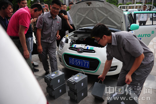 力帆汽車(chē)研發(fā)生產(chǎn)的電動(dòng)汽車(chē)，工作人員正在為車(chē)輛替換電源。