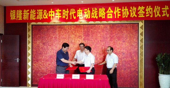 魏銀倉董事長(zhǎng)與申宇翔董事長(zhǎng)親切握手，慶祝戰(zhàn)略合作協(xié)議簽訂