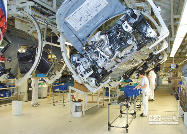德國(guó)福斯汽車(chē)工廠，員工在生產(chǎn)線作業(yè)。（CFP）