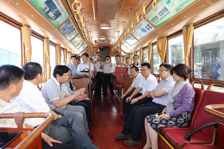 鐺鐺車上，魏董事長與馮飛副部長作親切交談