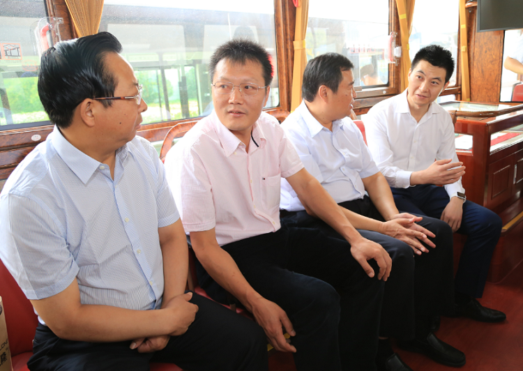 領導們試乘鐺鐺車，體驗舒適的乘坐體驗