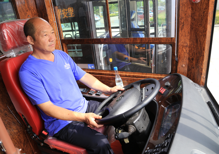 許昌當?shù)厮緳C爭先到鐺鐺車駕駛室進行體驗