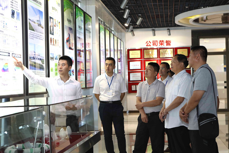 李書記一行對公司核心產(chǎn)品鈦酸鋰電池產(chǎn)品作深入了解