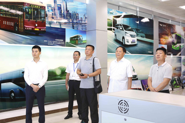 領導們現(xiàn)場觀看了銀隆新能源的智能監(jiān)測管理系統(tǒng)演示