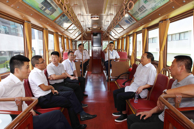 鐺鐺車上，市場部總經(jīng)理張斌與領導們就新能源汽車未來在許昌的發(fā)展與應用作深入交談。