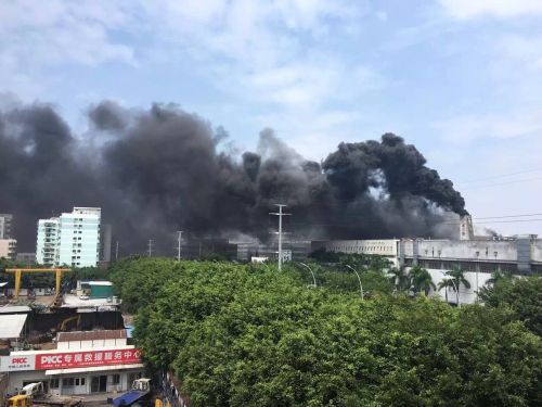 廈門金旅客車廠房突發大火 煙霧漫天遮了半個湖里