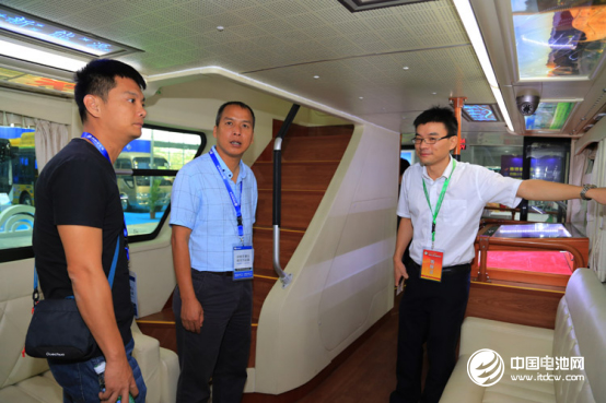 （客戶現場咨詢客車性能與技術優勢）