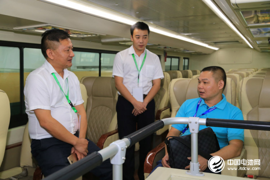 （營銷一部副總經理杜榮生為客戶現場講解客車性能品質）