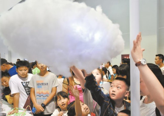 通過感應能發光的“云”。